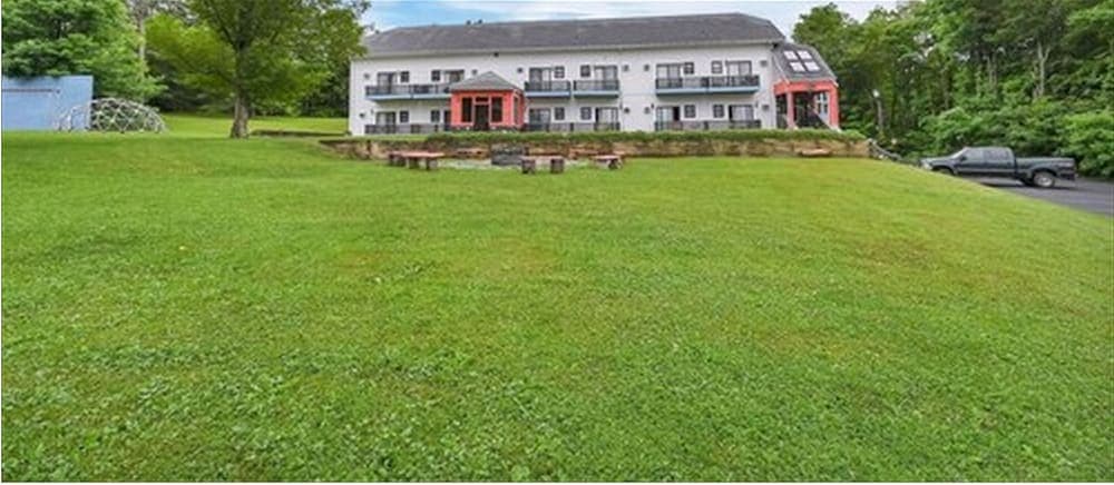 Melour Resort featured exterior or lobby in Tannersville, NY — similar hotel