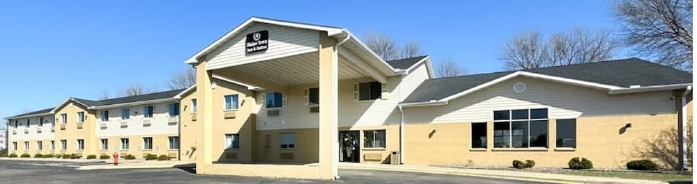 Blaine Town Inn & Suites — hotel in Blaine, Minnesota