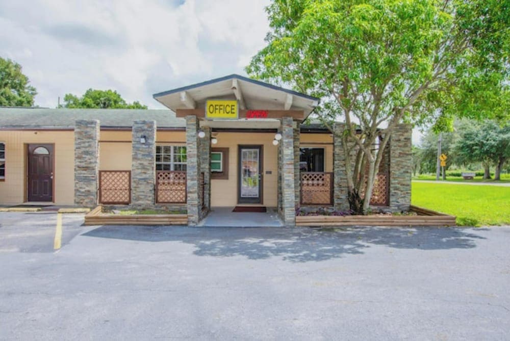 OYO Budget Inn Bartow interior in Bartow, FL — gallery photo 2