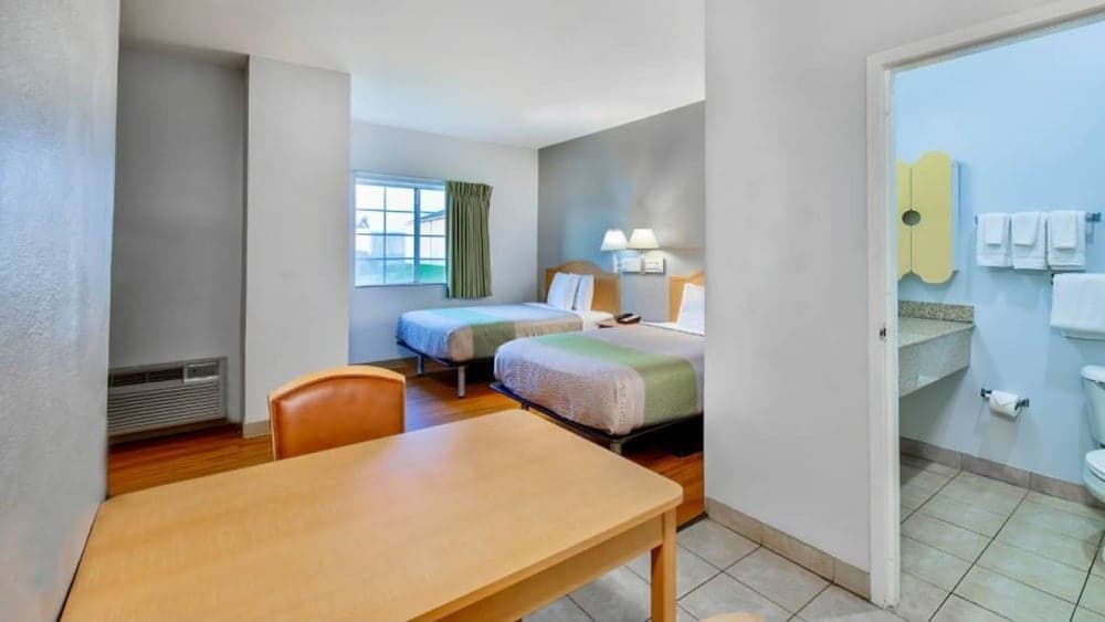 Oyo Townhouse Sulphur,LA Extended Stay I-10 interior in Sulphur, LA — gallery photo 2