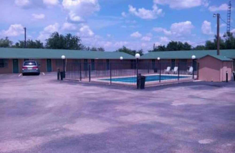 Western Inn featured exterior or lobby in Hamilton, TX — similar hotel