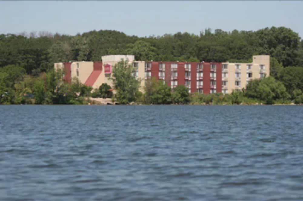 LivINN Hotel St. Paul – I-94 – East 3M Area featured exterior or lobby in Maplewood, MN — similar hotel
