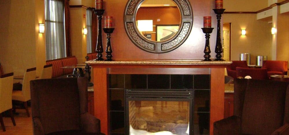 Hampton Inn & Suites St. Louis/South I-55 interior in St. Louis, MO — gallery photo 2