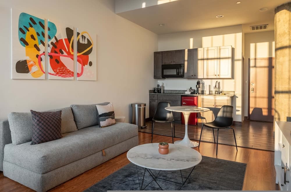 Sosuite Studio Penthouse w W/d, Gym, On-site Bar interior in Philadelphia, PA — gallery photo 2