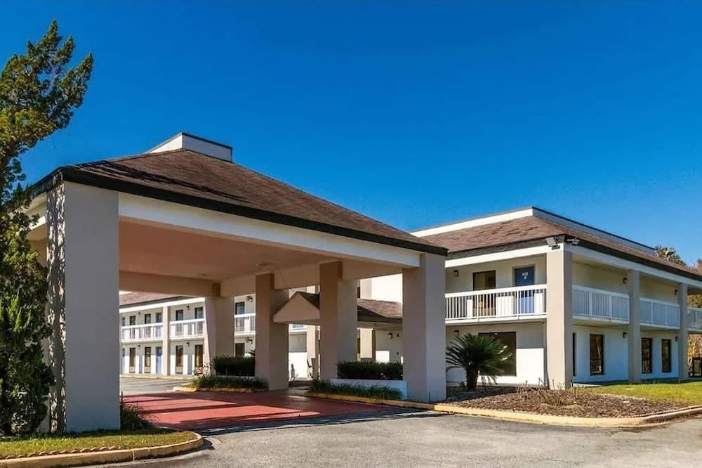 Baymont By Wyndham Metter featured exterior or lobby in Metter, GA — similar hotel