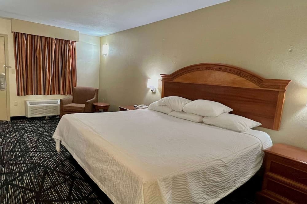 Baymont by Wyndham Troy interior in Troy, AL — gallery photo 2