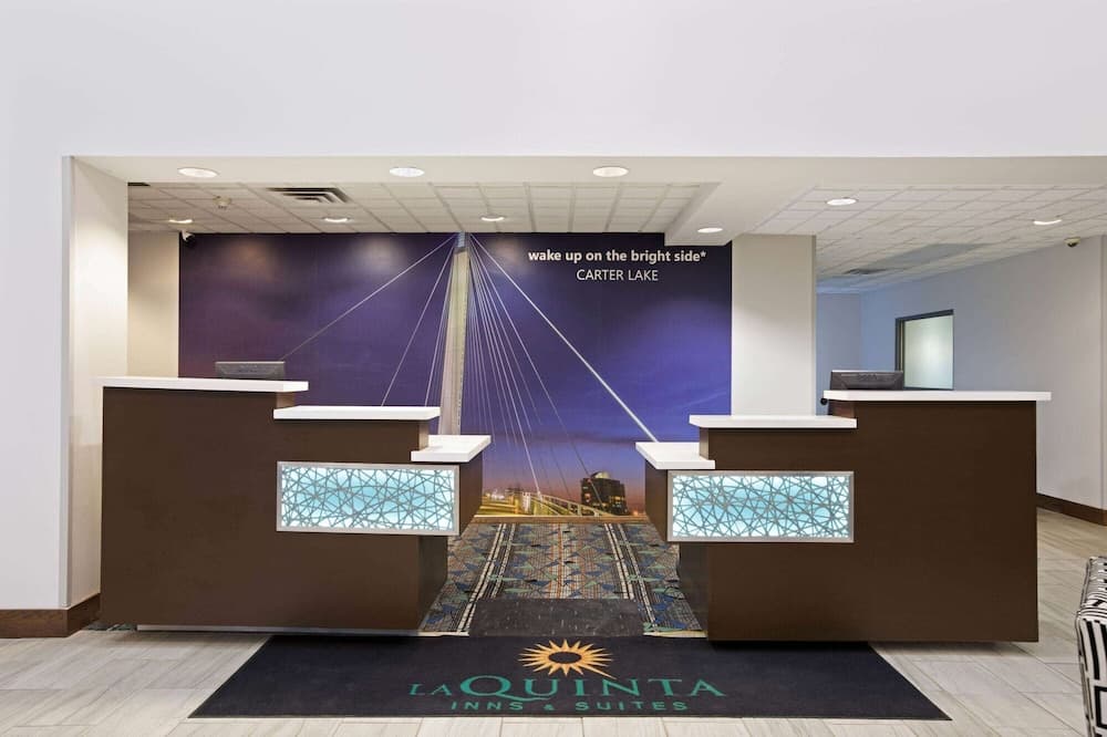 La Quinta Inn & Suites by Wyndham Omaha Airport Downtown interior in Carter Lake, IA — gallery photo 2
