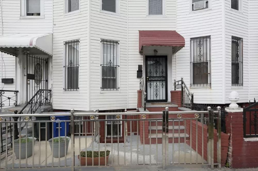 Brooklyn 3BR Near Subways property views in Brooklyn, NY — gallery photo 3