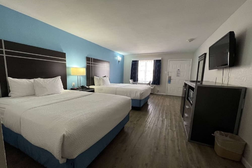 Days Inn by Wyndham Orange property views in Orange, TX — gallery photo 3