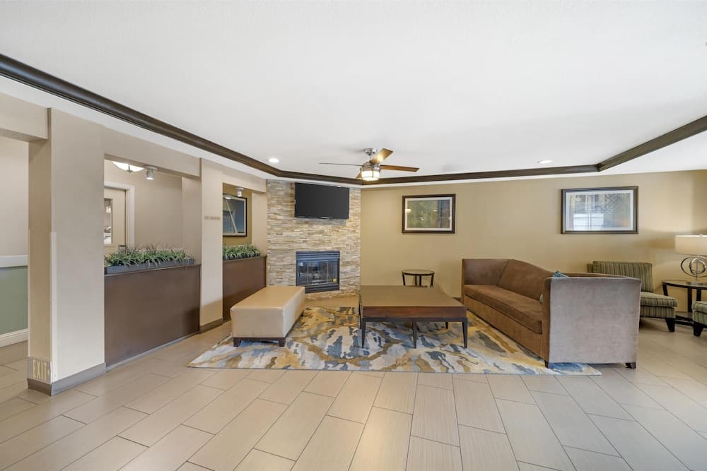 Best Western Plus Twin View Inn & Suites property views in Redding, CA — gallery photo 3