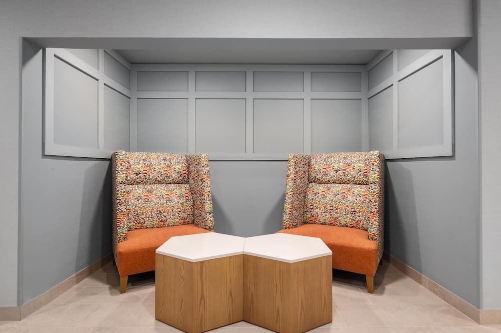 Hampton Inn & Suites Alpena interior in Alpena, MI — gallery photo 2