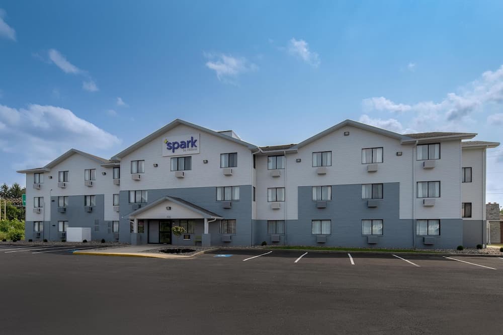Spark By Hilton Carlisle South featured exterior or lobby in Carlisle, PA — similar hotel