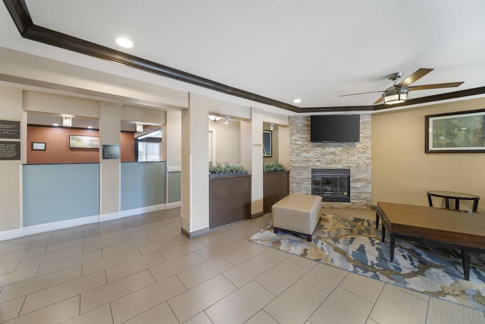 Best Western Plus Twin View Inn & Suites interior in Redding, CA — gallery photo 2