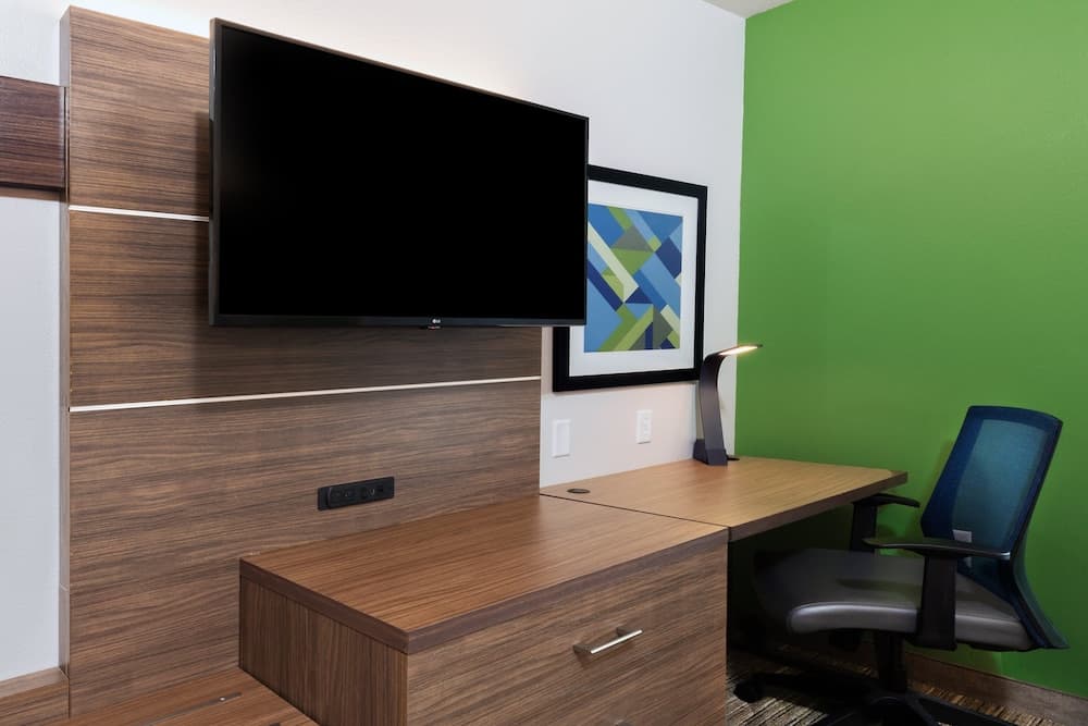 Holiday Inn Express & Suites West by IHG interior in Shreveport, LA — gallery photo 2