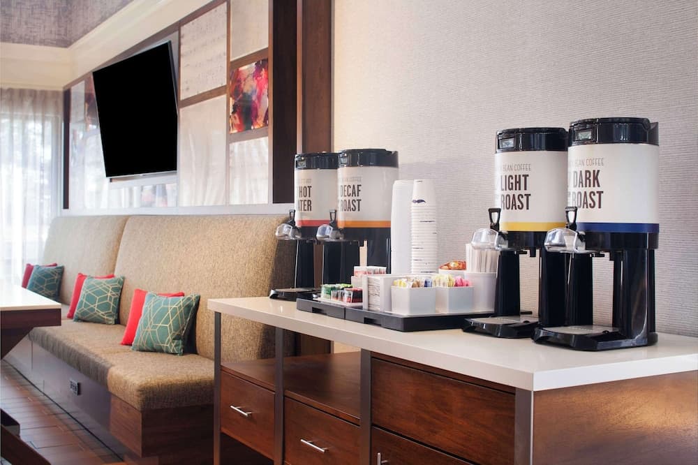 Hampton Inn & Suites Atlanta Airport North I-85 interior in Atlanta, GA — gallery photo 2