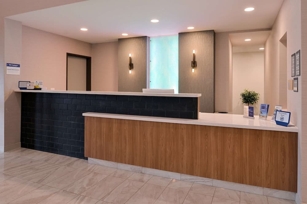 Best Western Plus Coalinga Inn interior in Coalinga, CA — gallery photo 2