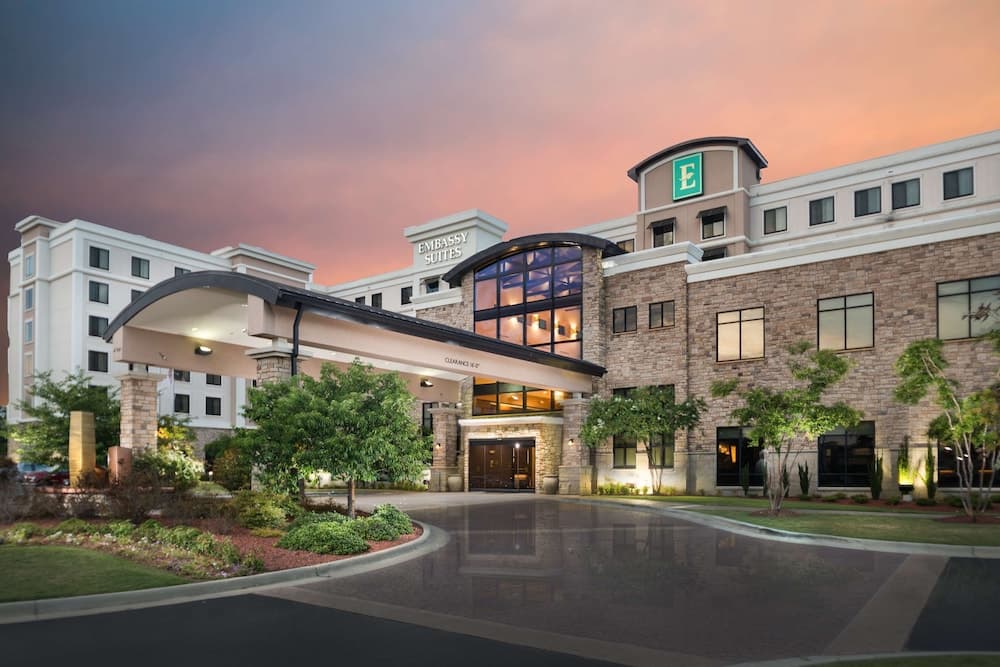 Embassy Suites by Hilton Fayetteville Fort Bragg — hotel in Fayetteville, North Carolina