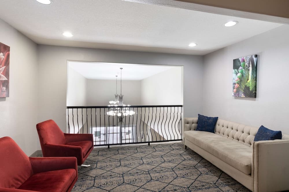 Best Western Plus Killeen/Fort Cavazos Hotel & Suites property views in Killeen, TX — gallery photo 3