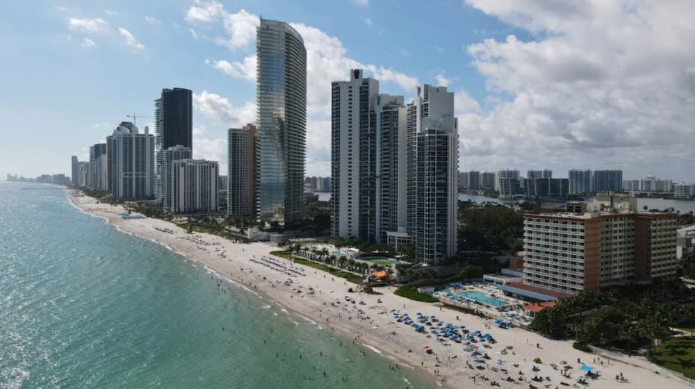 Areia Azul Aparts Miami featured exterior or lobby in Sunny Isles Beach, FL — similar hotel
