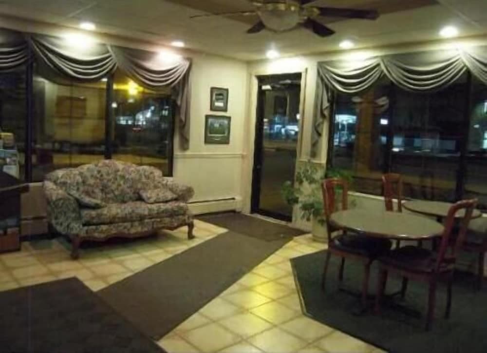 Colonie inn and Suites interior in Latham, NY — gallery photo 2
