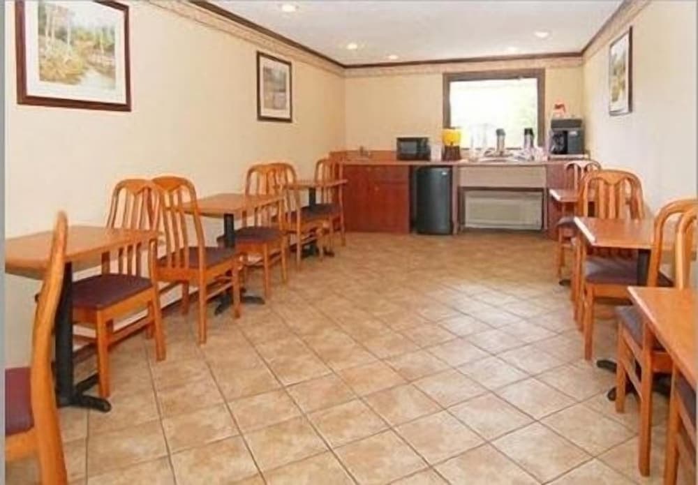 Americas Best Value Inn & Suites Warren Detroit interior in Warren, MI — gallery photo 2