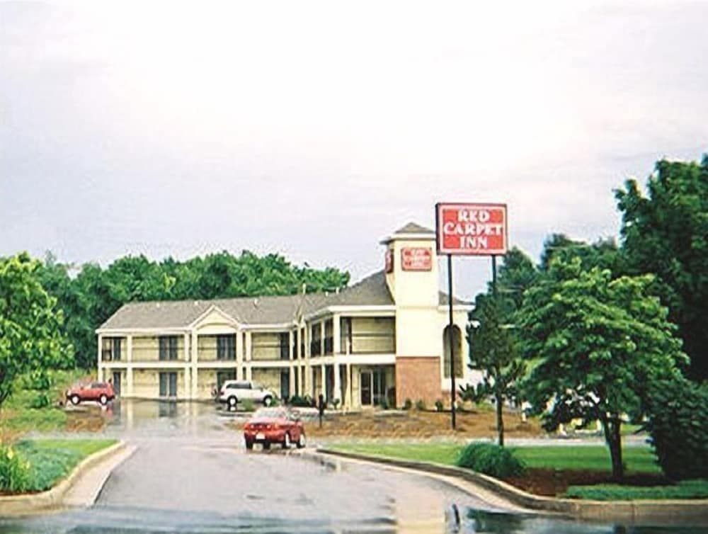 Red Carpet Inn Chambersburg interior in Chambersburg, PA — gallery photo 2