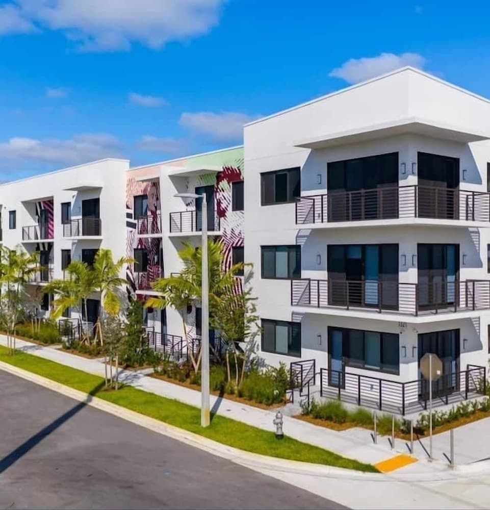 Lux place  green Cozy 3 Beds 2rooms featured exterior or lobby in West Palm Beach, FL — similar hotel