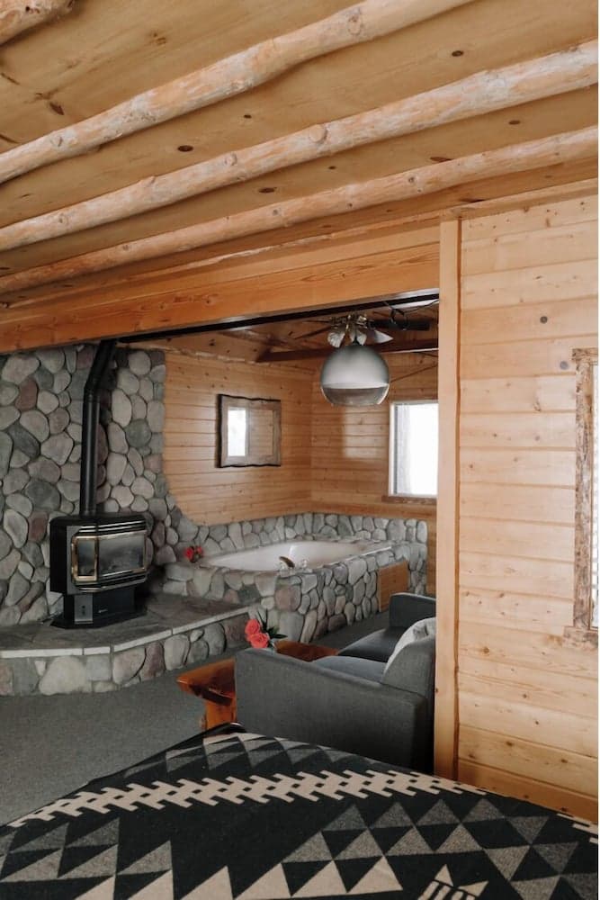 OAK Knoll Studio With Jacuzzi #2401 interior in Big Bear Lake, CA — gallery photo 2