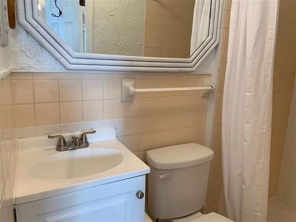 Bridge 1 Bradenton Beach - studio Br Hotel Room interior in Bradenton Beach, FL — gallery photo 2
