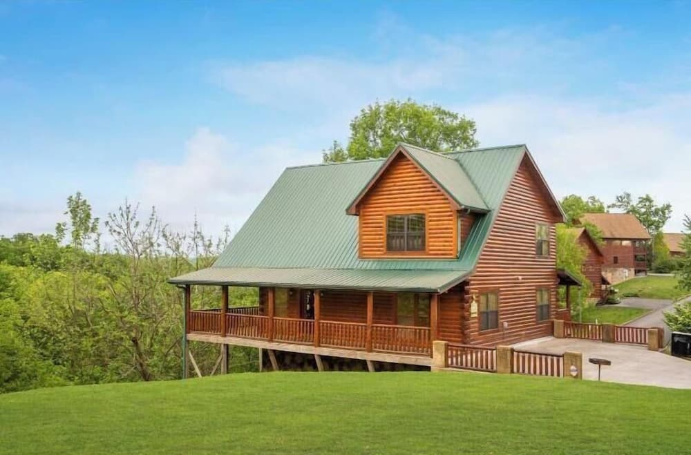 Bearly Chocolate featured exterior or lobby in Sevierville, TN — similar hotel