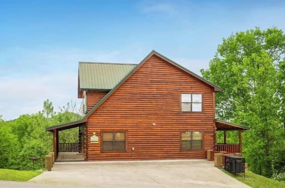 Bearly Chocolate property views in Sevierville, TN — gallery photo 3