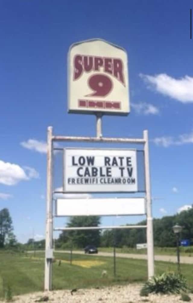 Super9 inn interior in Albion, MI — gallery photo 2