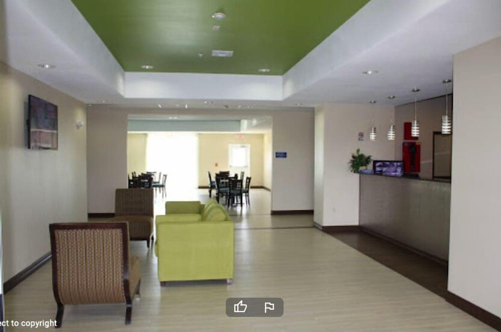 La Plaza Inn & Suites featured exterior or lobby in Freer, TX — similar hotel