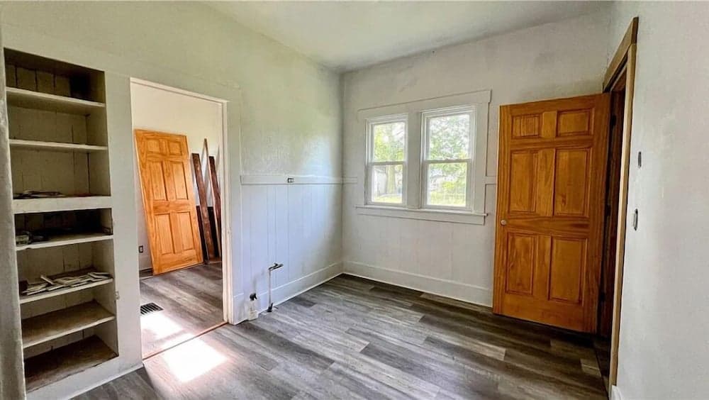 Locust housing interior in Decatur, IL — gallery photo 2