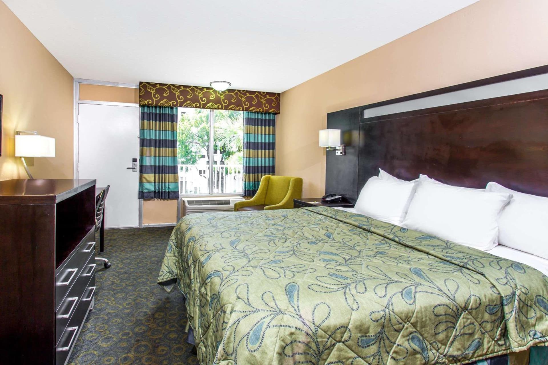 Days Inn by Wyndham Fort Lauderdale Airport Cruise Port gallery photo in Fort Lauderdale, FL — image 10