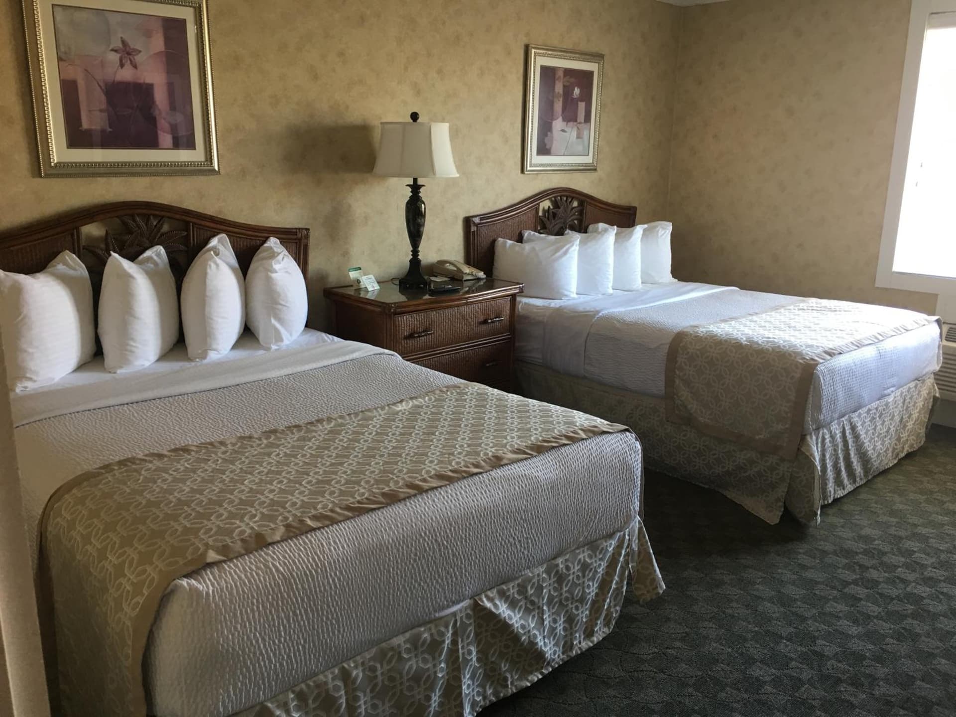 The Island House Hotel gallery photo in Port Clinton, OH — image 6