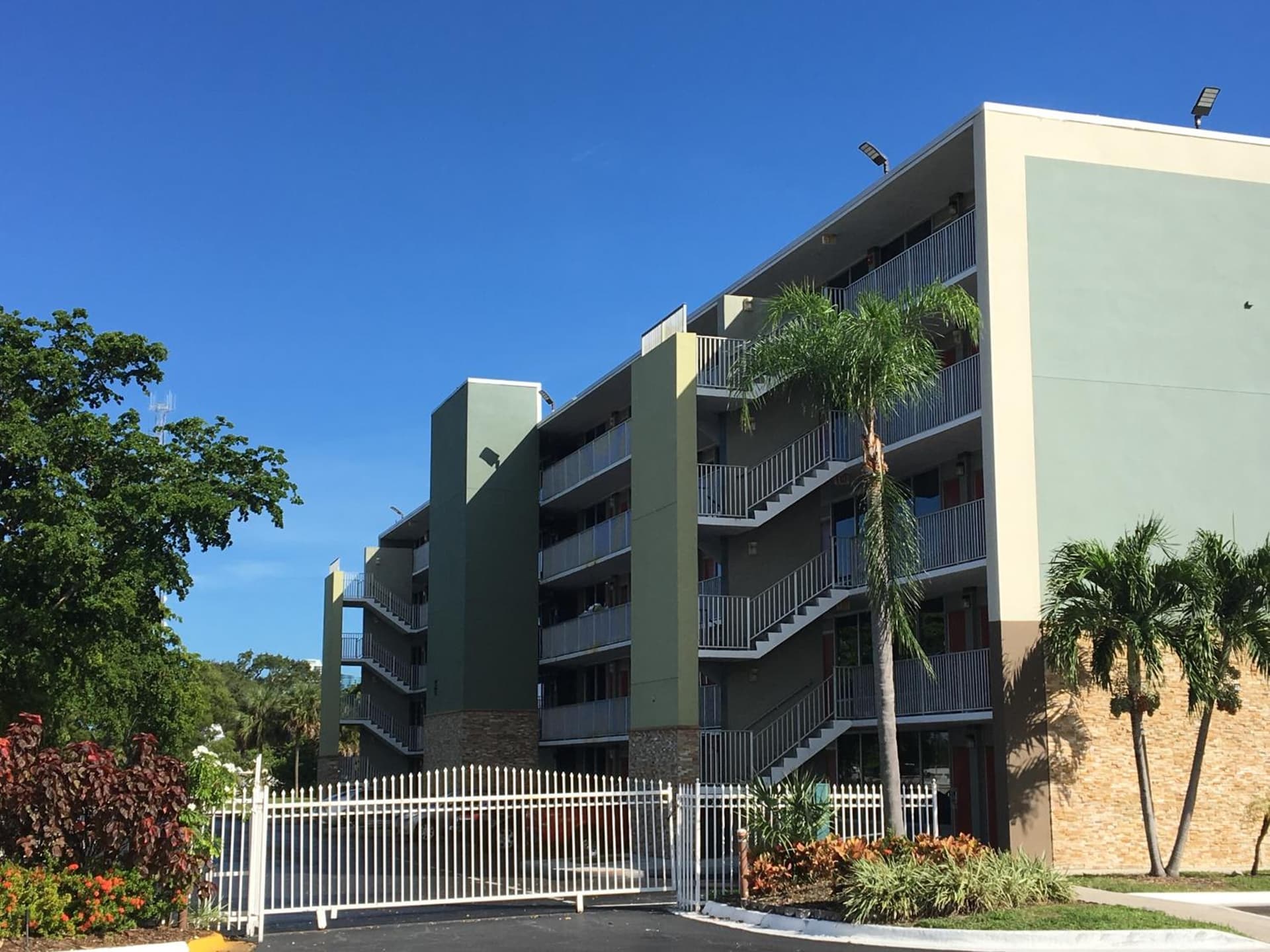 Days Inn by Wyndham Fort Lauderdale Airport Cruise Port gallery photo in Fort Lauderdale, FL — image 19