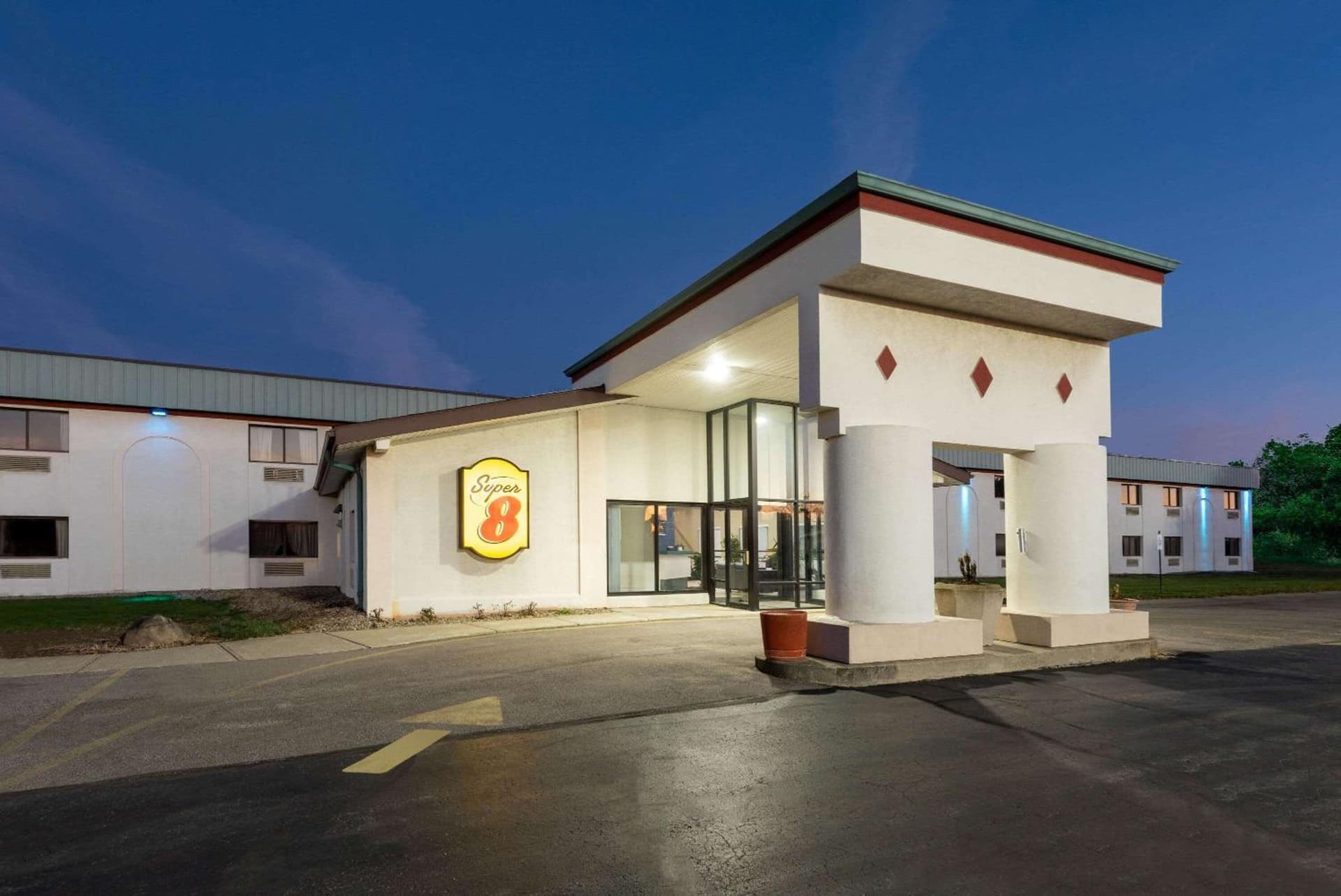 Super 8 by Wyndham Cleveland property views in North Ridgeville, OH — gallery photo 3