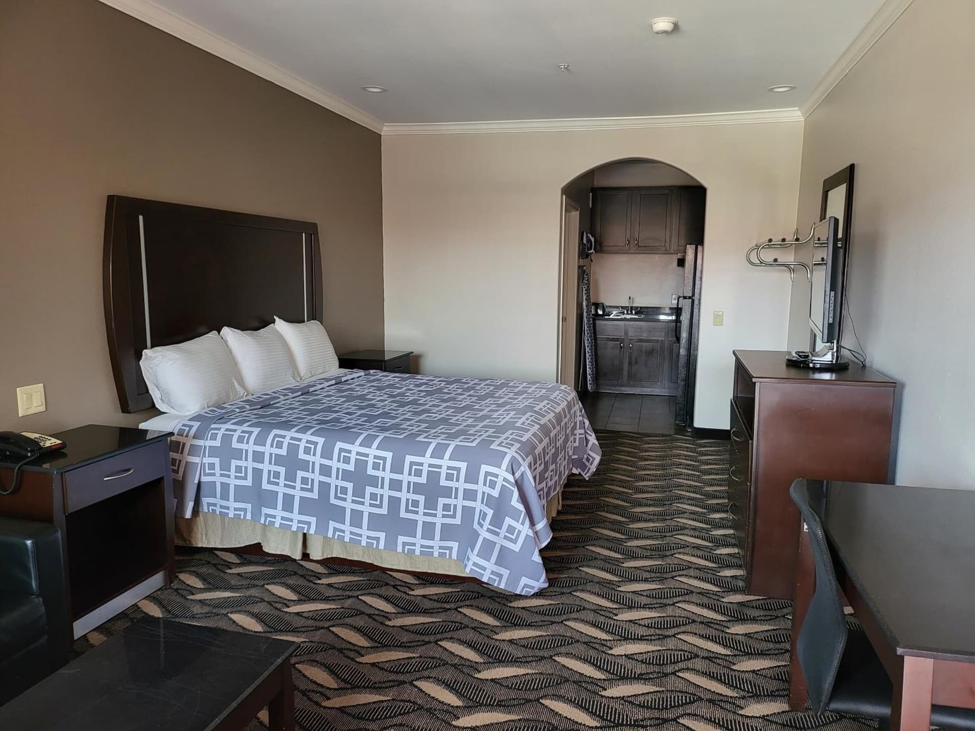 Palace Inn Sam Houston Race Park west road property views in Houston, TX — gallery photo 3