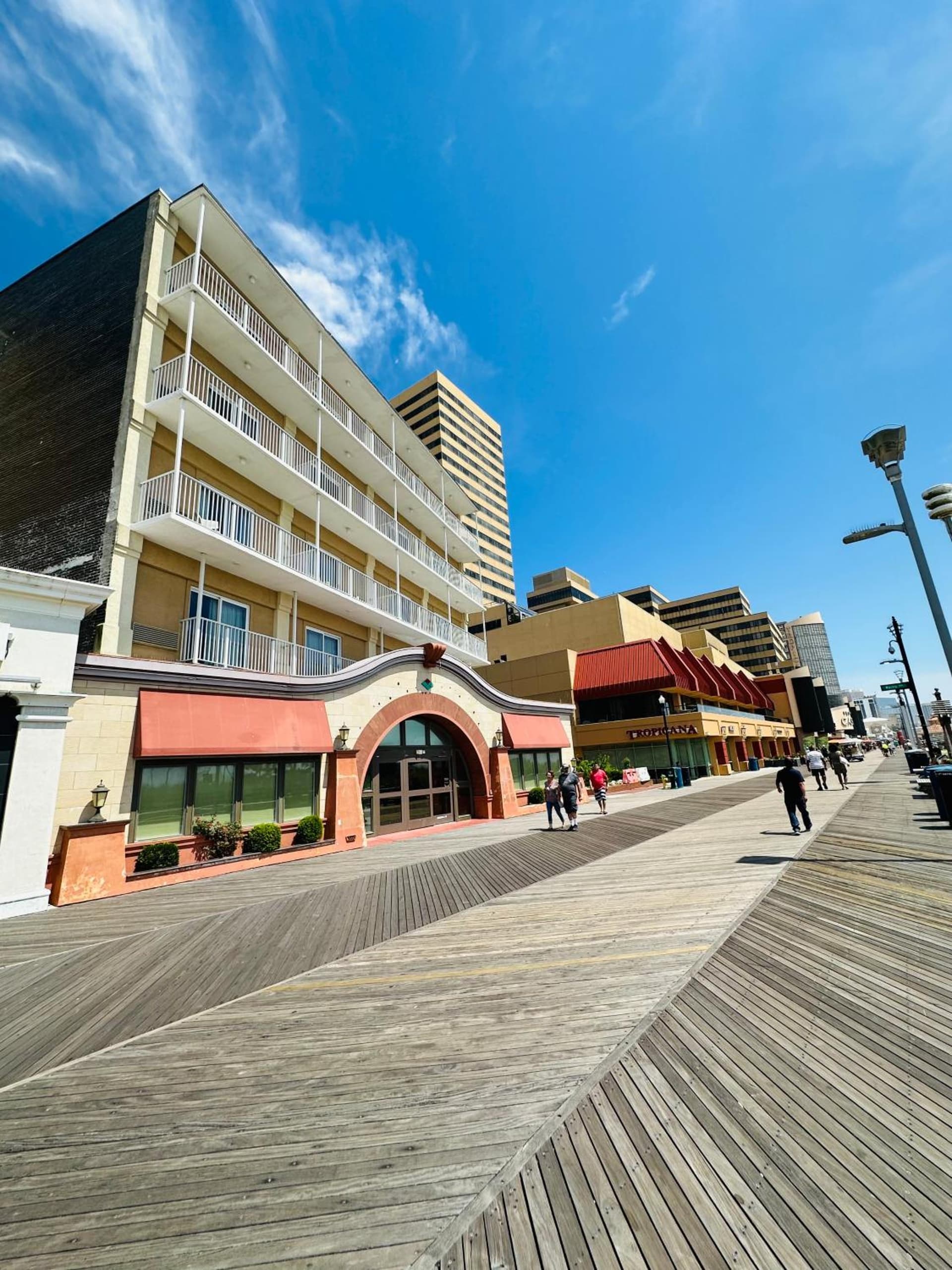 Days Inn by Wyndham Atlantic City Oceanfront-Boardwalk interior in Atlantic City, NJ — gallery photo 2