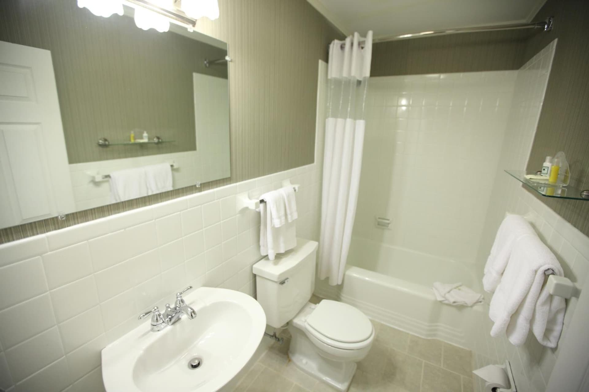 The Island House Hotel gallery photo in Port Clinton, OH — image 20