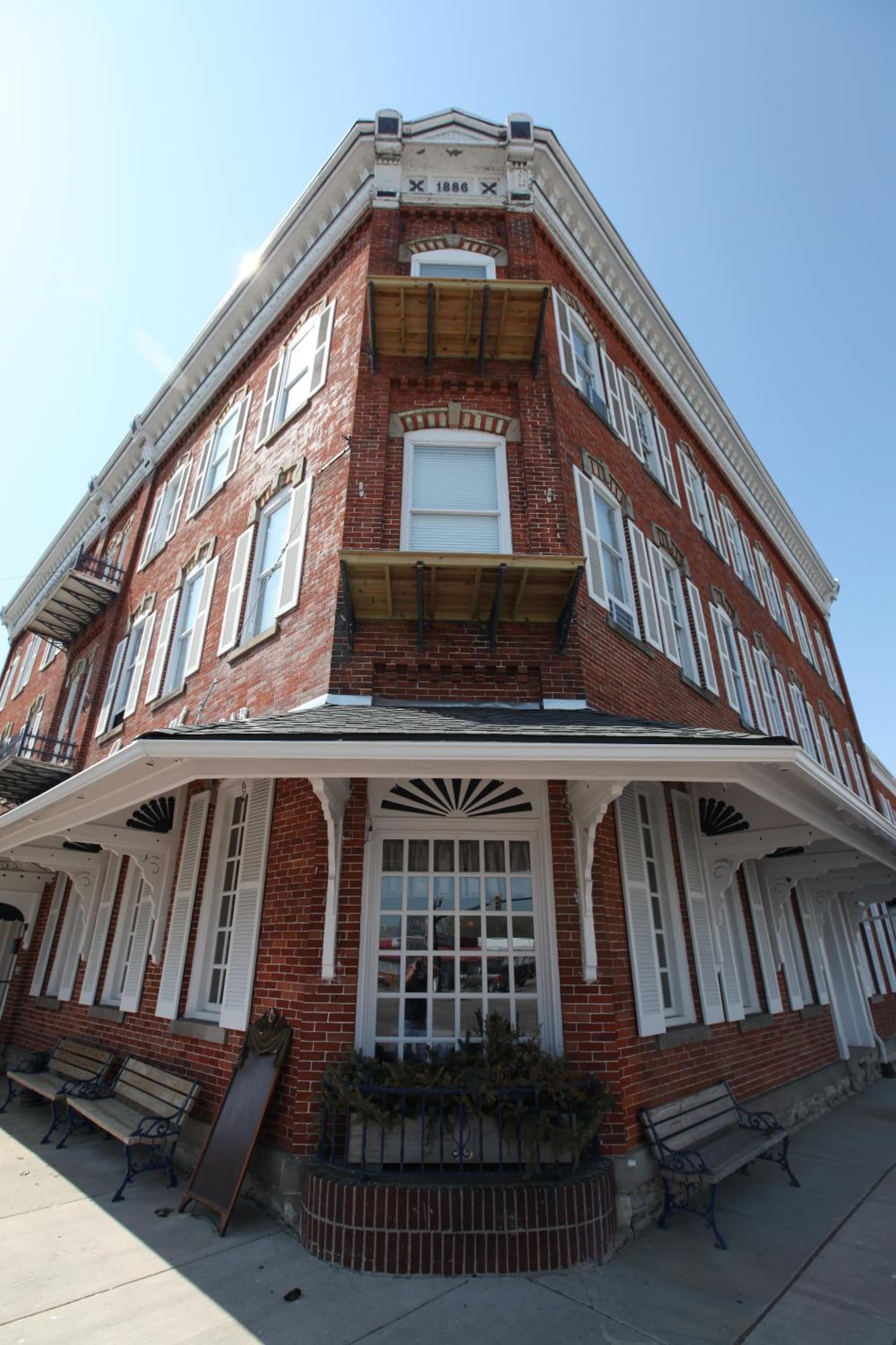 The Island House Hotel featured exterior or lobby in Port Clinton, OH — similar hotel