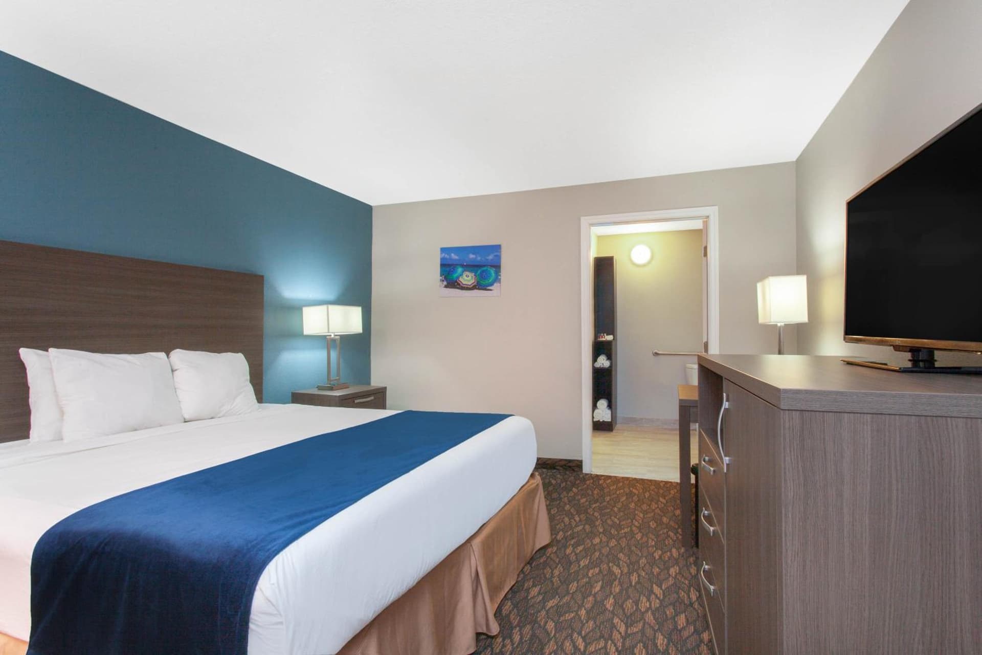 King Room at Grand Hotel Orlando at Universal Blvd - Shuttle to Theme Parks in Orlando, FL