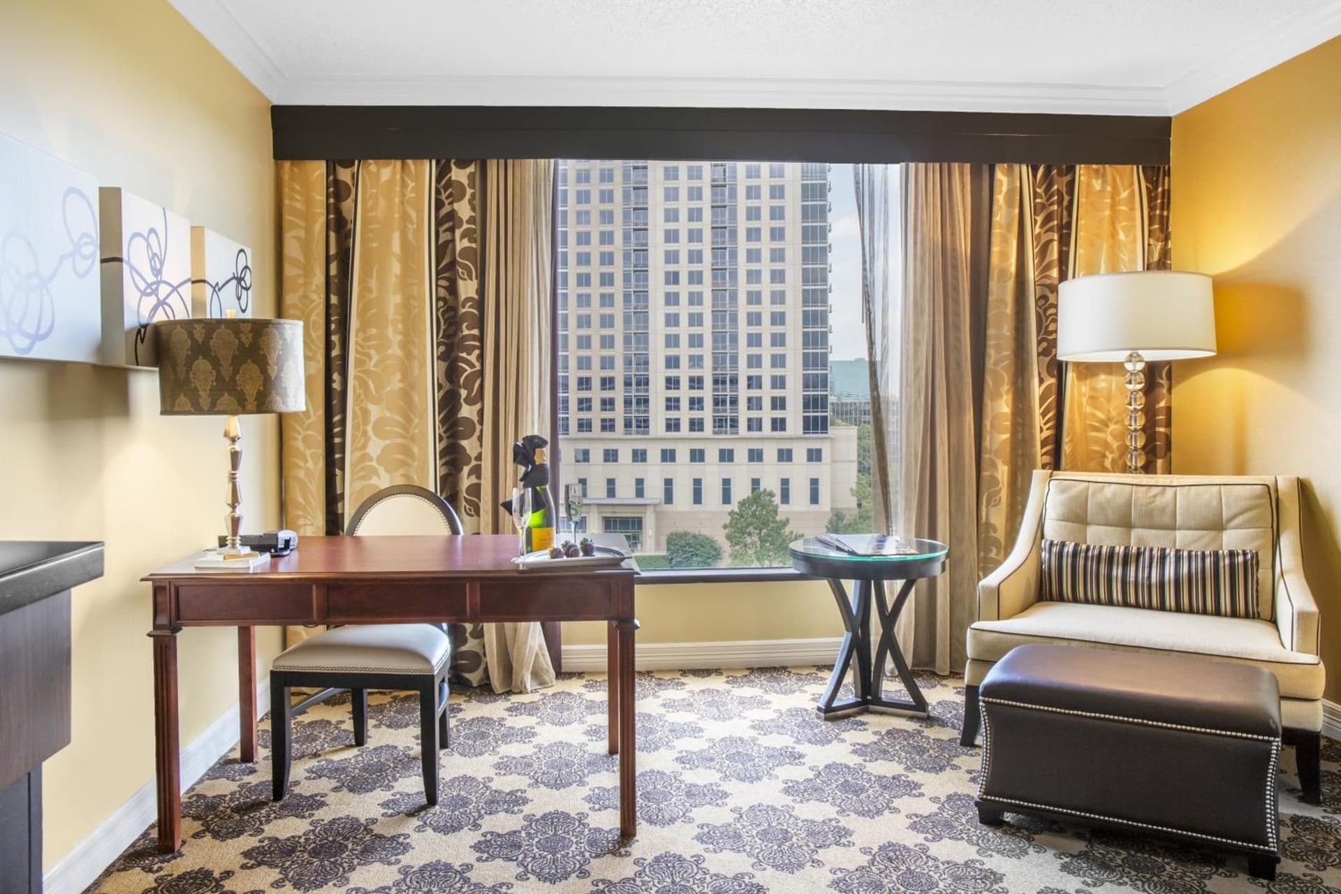 Premier Signature City view - 2 Queens at Omni Houston Hotel in Houston, TX