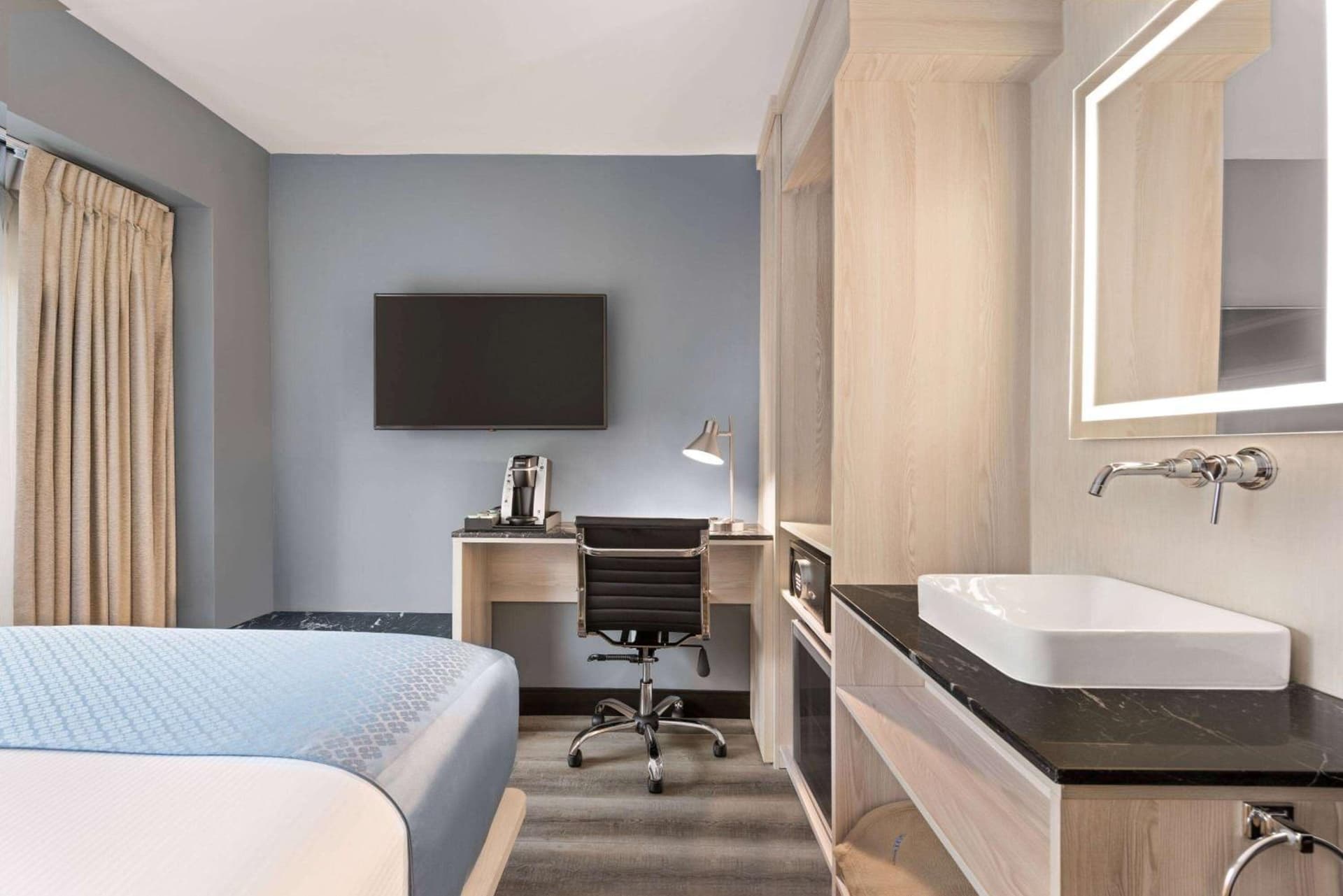 King Room with Roll-In Shower - Mobility/Hearing Accessible - Non-Smoking at Wingate by Wyndham New York Midtown South/5th Ave in New York, NY