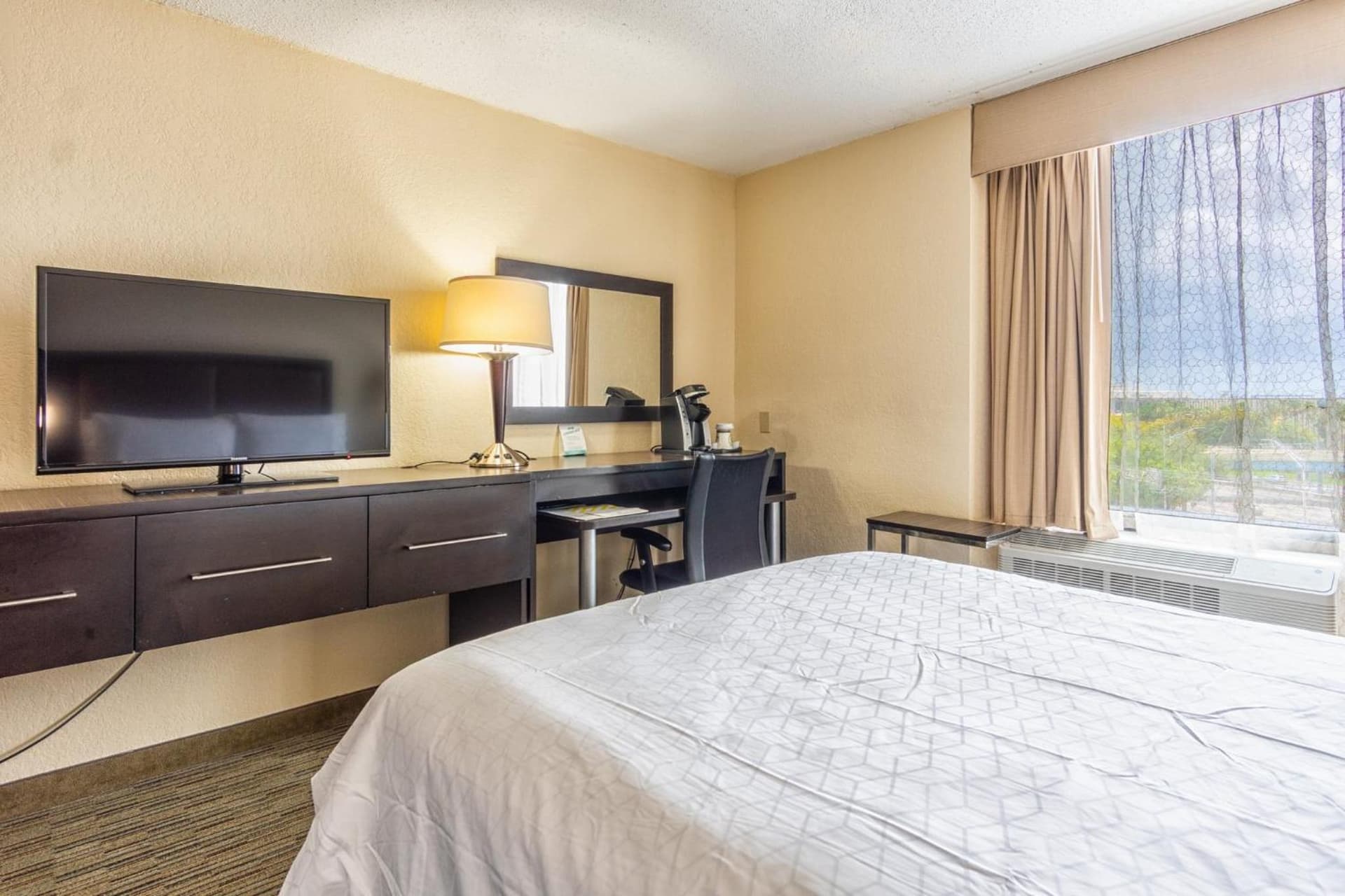 Premium King Room with Communications and Mobility Accessible Tub at Holiday Inn Miami International Airport by IHG in Miami, FL