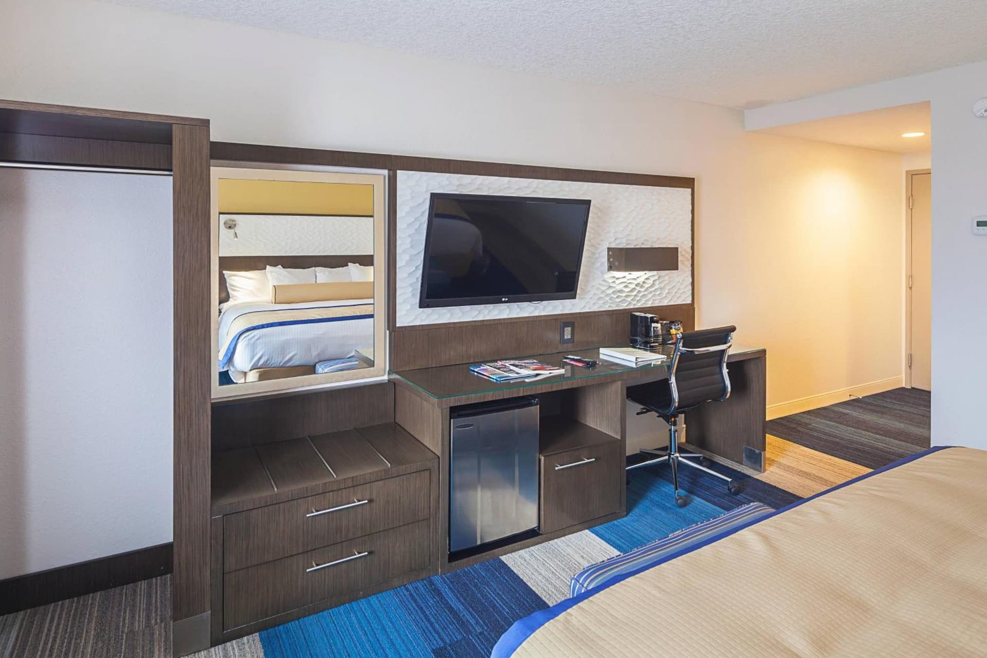 Standard Queen Room at Southbank Hotel Jacksonville Riverwalk in Jacksonville, FL