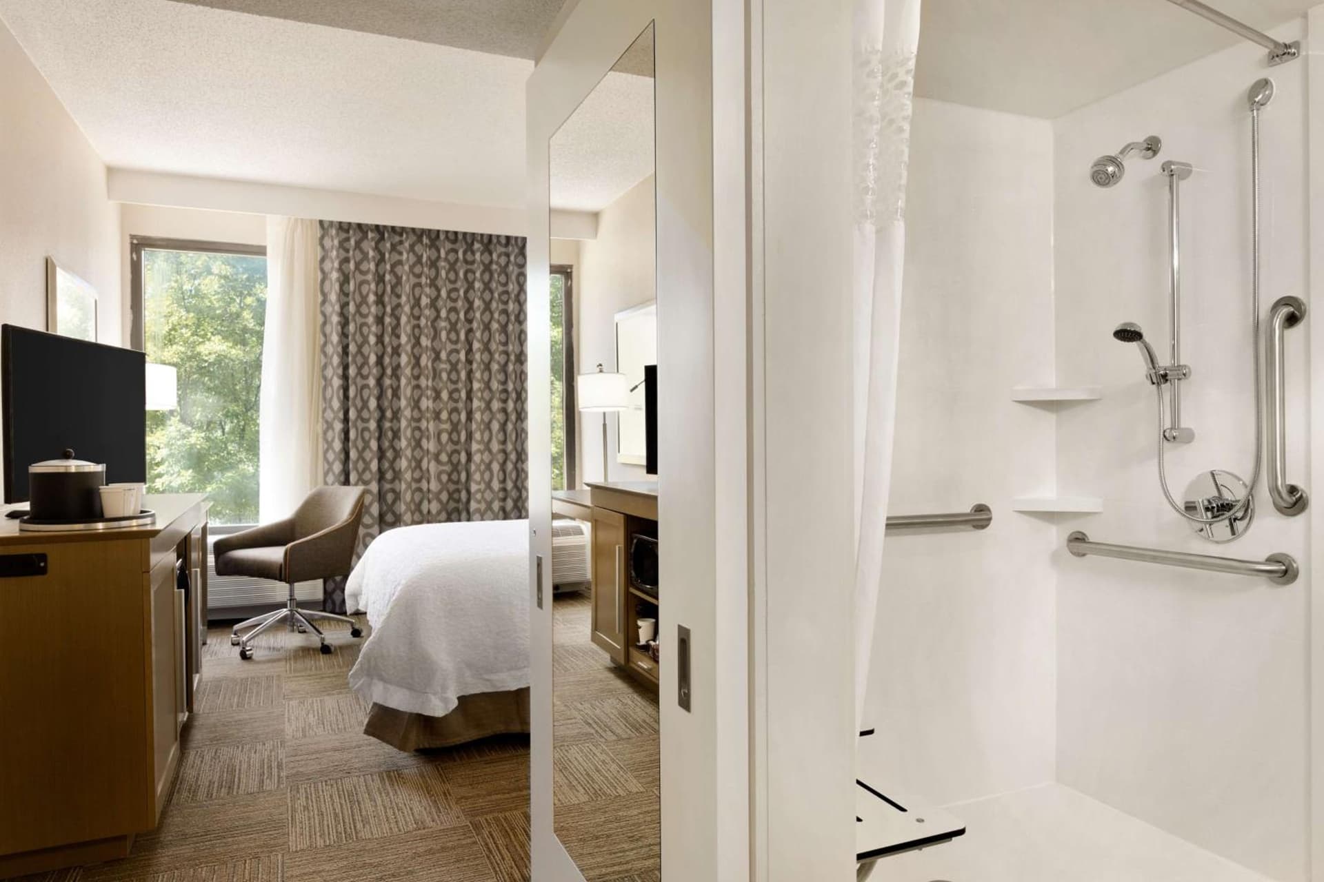 Queen Room with Roll-In Shower - Mobility Access/Non-Smoking at Hampton Inn Atlanta-Buckhead in Atlanta, GA