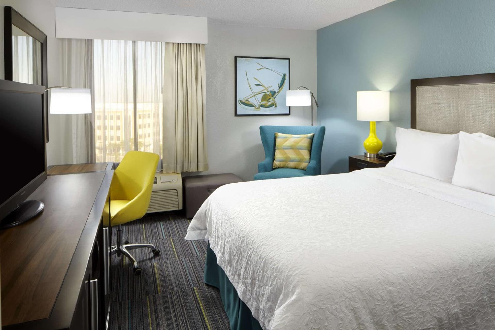 King Room with Roll-In Shower - Mobility Access/Non-Smoking at Hampton Inn Orlando Near Universal Blv/International Dr in Orlando, FL