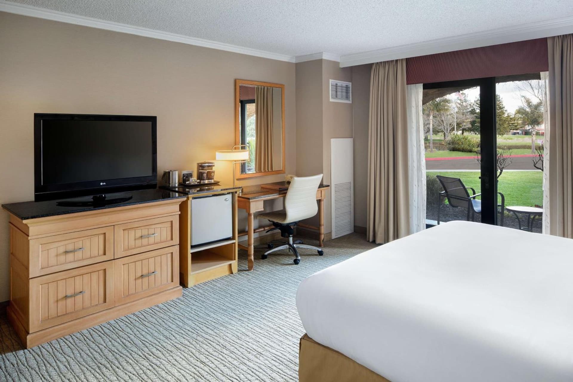 1 KG ACC BATHTUB at DoubleTree by Hilton Sonoma Wine Country in Rohnert Park, CA